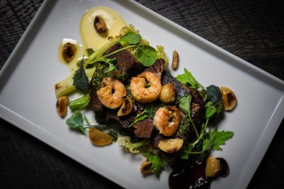 Black and white härkää ja rapuja