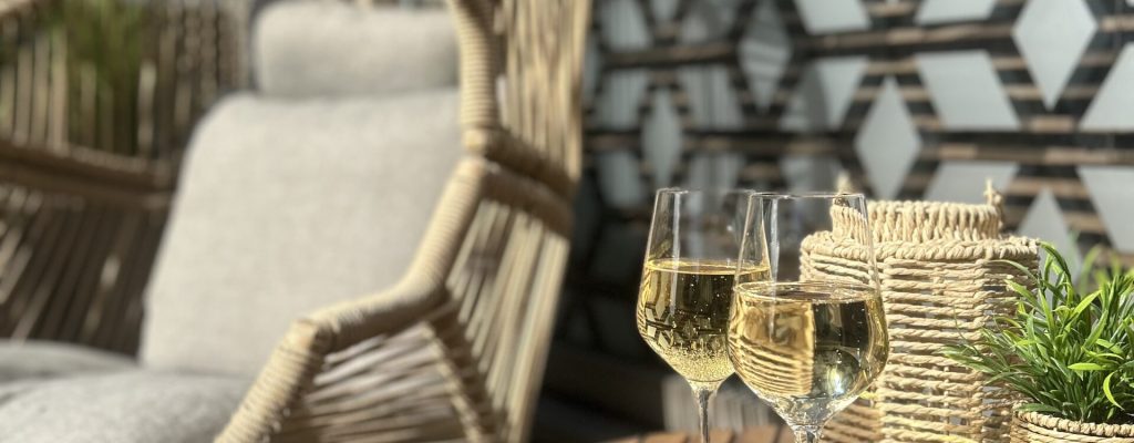 Ravintola Obelixin terassi, jossa voi nauttia mukavissa korituoleissa lasilliset viiniä.