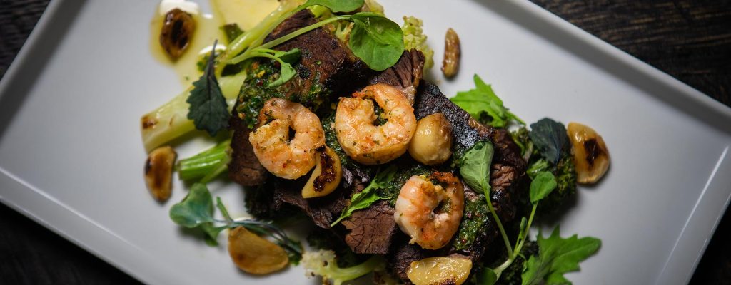 Black and white härkää ja rapuja