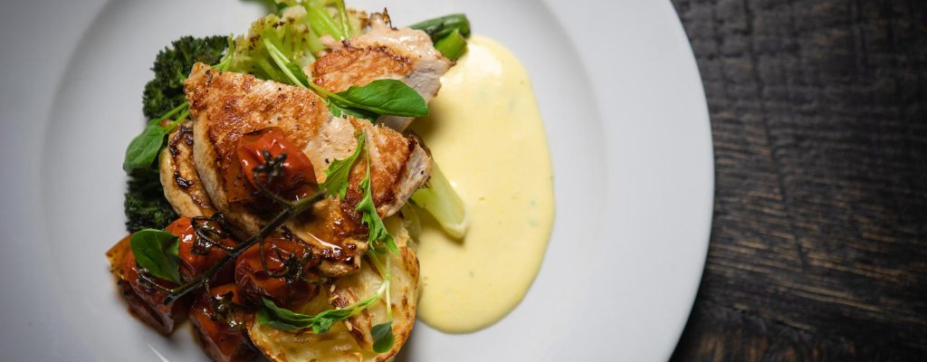 Kanaa hollandaise-kastikkeella, perunakakkusella ja lämpimillä kasviksilla